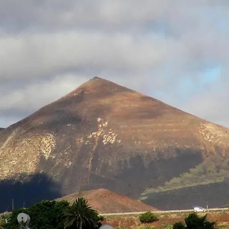 아파트 With Volcanic Views